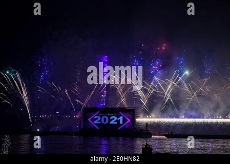 1. Januar 2021: Kairo, Ägypten. 31 Dezember 2020. Feuerwerk erleuchtet den Himmel über der Tahya Masr Brücke über dem Nil während der Silvesterfeier in Kairo. Die Tahya Masr-Rod El Farag Axis Bridge ist eine Seilbrücke über den Nil in Kairo, die als die breiteste Hängebrücke der Welt gilt. Wie viele andere Länder musste auch Ägypten die Neujahrsfeierlichkeiten aufgrund der anhaltenden Besorgnis über die Ausbreitung der Pandemie Covid-19 drastisch einschränken.Kredit: Sayed Jaafar/IMAGESLIVE/ZUMA Wire/Alamy Live News Stockfoto