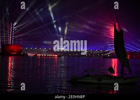 1. Januar 2021: Kairo, Ägypten. 31 Dezember 2020. Feuerwerk erleuchtet den Himmel über der Tahya Masr Brücke über dem Nil während der Silvesterfeier in Kairo. Die Tahya Masr-Rod El Farag Axis Bridge ist eine Seilbrücke über den Nil in Kairo, die als die breiteste Hängebrücke der Welt gilt. Wie viele andere Länder musste auch Ägypten die Neujahrsfeierlichkeiten aufgrund der anhaltenden Besorgnis über die Ausbreitung der Pandemie Covid-19 drastisch einschränken.Kredit: Sayed Jaafar/IMAGESLIVE/ZUMA Wire/Alamy Live News Stockfoto