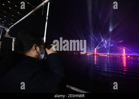 1. Januar 2021: Kairo, Ägypten. 31 Dezember 2020. Feuerwerk erleuchtet den Himmel über der Tahya Masr Brücke über dem Nil während der Silvesterfeier in Kairo. Die Tahya Masr-Rod El Farag Axis Bridge ist eine Seilbrücke über den Nil in Kairo, die als die breiteste Hängebrücke der Welt gilt. Wie viele andere Länder musste auch Ägypten die Neujahrsfeierlichkeiten aufgrund der anhaltenden Besorgnis über die Ausbreitung der Pandemie Covid-19 drastisch einschränken.Kredit: Sayed Jaafar/IMAGESLIVE/ZUMA Wire/Alamy Live News Stockfoto