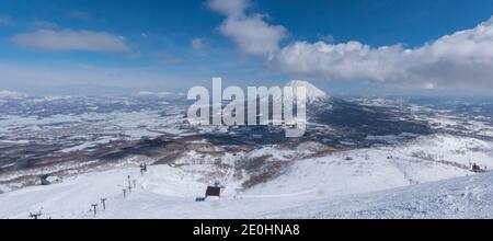 Mount Yotei, ein aktiver Vulkan an einem sonnigen Wintertag in Niseko, Hokkaido Stockfoto