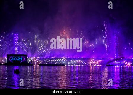 1. Januar 2021: Kairo, Ägypten. 31 Dezember 2020. Feuerwerk erleuchtet den Himmel über der Tahya Masr Brücke über dem Nil während der Silvesterfeier in Kairo. Die Tahya Masr-Rod El Farag Axis Bridge ist eine Seilbrücke über den Nil in Kairo, die als die breiteste Hängebrücke der Welt gilt. Wie viele andere Länder musste auch Ägypten die Neujahrsfeierlichkeiten aufgrund der anhaltenden Besorgnis über die Ausbreitung der Pandemie Covid-19 drastisch einschränken.Kredit: Sayed Jaafar/IMAGESLIVE/ZUMA Wire/Alamy Live News Stockfoto