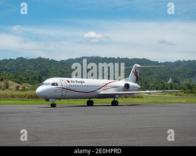 Fokker 100 wurde von Air Niugini am Flughafen Wewak, auch Boram Airport genannt, in Wewak, der Hauptstadt der East Sepik Provinz Papua N, zur Stadt Lae ernannt Stockfoto