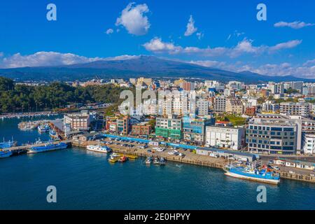 SEOGWIPO, KOREA, 11. NOVEMBER 2019: Luftaufnahme der Uferpromenade von Seogwipo auf der Insel Jeju, Republik Korea Stockfoto