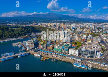 SEOGWIPO, KOREA, 11. NOVEMBER 2019: Luftaufnahme der Uferpromenade von Seogwipo auf der Insel Jeju, Republik Korea Stockfoto