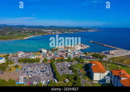 PYOSEON, KOREA, 12. NOVEMBER 2019: Luftaufnahme der Stadt Pyoseon auf der Insel Jeju, Republik Korea Stockfoto