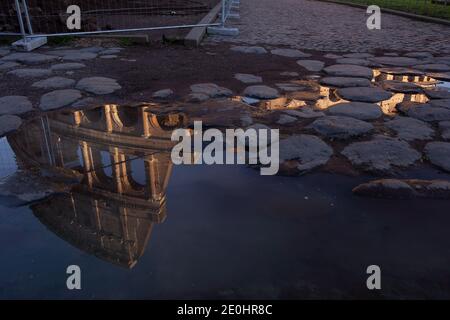 Rom, Italien. Dezember 2020. Blick auf das Kolosseum in einer Pfütze am 31. Dezember 2020 (Foto: Matteo Nardone/Pacific Press/Sipa USA) Quelle: SIPA USA/Alamy Live News Stockfoto