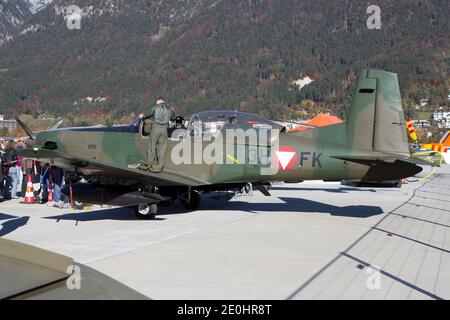 Der Pilatus PC-7 Turbo Trainer wird von der Österreichischen Luftwaffe sowohl für die aus- als auch für die Weiterbildung eingesetzt. Hier in statischer Darstellung am Österreichischen Nationalfeiertag am Flughafen Innsbruck. Stockfoto