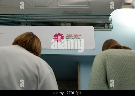 Rom, Italien. Januar 2021. Die ersten Personen geimpften 2021 im Santo Spirito Krankenhaus in Rom (Foto: Matteo Nardone/Pacific Press/Sipa USA) Quelle: SIPA USA/Alamy Live News Stockfoto