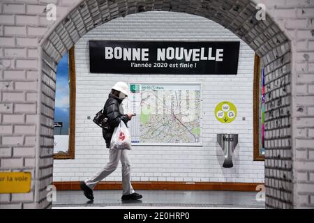 Paris, Frankreich. Dezember 2020. Die U-Bahnstation Bonne Nouvelle in Paris begrüßt das Ende des Jahres 2020. Gute Nachricht, das Jahr 2020 ist vorbei: RATP vervollständigt den Namen einer Station mit Humor. Anlässlich des Übergangs zum neuen Jahr hat RATP den Namen der Bonne Nouvelle Station mit einer Formel vervollständigt, die alle zustimmen wird. (Foto: Lionel Urman/Sipa USA) Quelle: SIPA USA/Alamy Live News Stockfoto