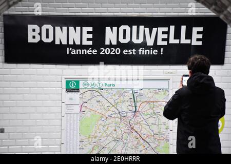 Paris, Frankreich. Dezember 2020. Die U-Bahnstation Bonne Nouvelle in Paris begrüßt das Ende des Jahres 2020. Gute Nachricht, das Jahr 2020 ist vorbei: RATP vervollständigt den Namen einer Station mit Humor. Anlässlich des Übergangs zum neuen Jahr hat RATP den Namen der Bonne Nouvelle Station mit einer Formel vervollständigt, die alle zustimmen wird. (Foto: Lionel Urman/Sipa USA) Quelle: SIPA USA/Alamy Live News Stockfoto