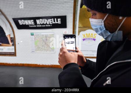 Paris, Frankreich. Dezember 2020. Die U-Bahnstation Bonne Nouvelle in Paris begrüßt das Ende des Jahres 2020. Gute Nachricht, das Jahr 2020 ist vorbei: RATP vervollständigt den Namen einer Station mit Humor. Anlässlich des Übergangs zum neuen Jahr hat RATP den Namen der Bonne Nouvelle Station mit einer Formel vervollständigt, die alle zustimmen wird. (Foto: Lionel Urman/Sipa USA) Quelle: SIPA USA/Alamy Live News Stockfoto