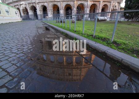 Rom, Italien. Dezember 2020. Blick auf das Kolosseum in einer Pfütze am 31. Dezember 2020 (Foto: Matteo Nardone/Pacific Press/Sipa USA) Quelle: SIPA USA/Alamy Live News Stockfoto