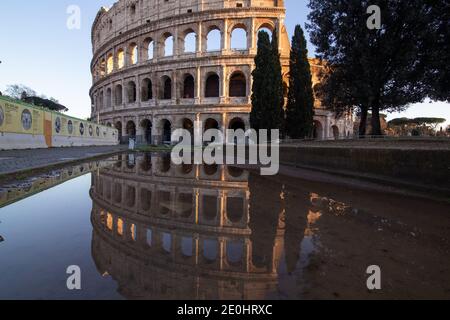 Rom, Italien. Dezember 2020. Blick auf das Kolosseum in einer Pfütze am 31. Dezember 2020 (Foto: Matteo Nardone/Pacific Press/Sipa USA) Quelle: SIPA USA/Alamy Live News Stockfoto