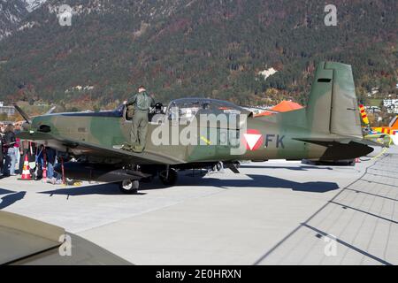 Innsbruck, Tirol, Österreich. Oktober 2013. Der Pilatus PC-7 Turbo Trainer wird von der Österreichischen Luftwaffe sowohl für die aus- als auch für die Weiterbildung eingesetzt. Hier in statischer Darstellung am Österreichischen Nationalfeiertag am Flughafen Innsbruck. Bild: Fabrizio Gandolfo/SOPA Images/ZUMA Wire/Alamy Live News Stockfoto