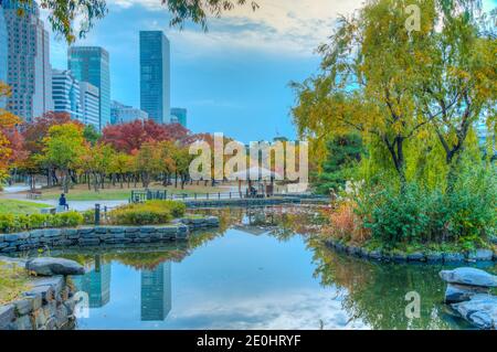 SEOUL, KOREA, 10. NOVEMBER 2019: Wolkenkratzer im Zentrum der Insel Yeouido in Seoul, Republik Korea Stockfoto