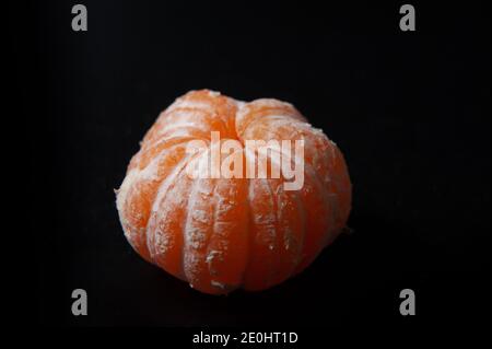 Geschälte Mandarine auf schwarzem Hintergrund, Makroaufnahme Stockfoto
