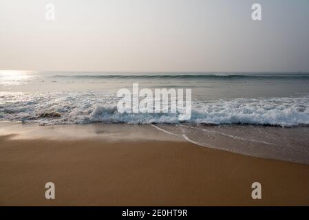 Wellen, die am Ufer planschen Stockfoto