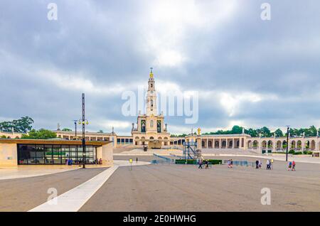 Fatima, Portugal, 22. Juni 2017: Heiligtum unserer Lieben Frau von Fatima mit Basilika unserer Lieben Frau vom Rosenkranz katholische Kirche mit Kolonnade in historischen Stockfoto