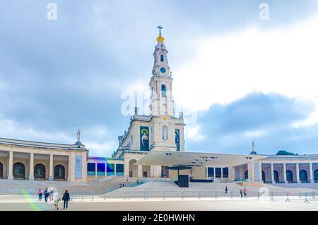 Fatima, Portugal, 22. Juni 2017: Heiligtum unserer Lieben Frau von Fatima mit Basilika unserer Lieben Frau vom Rosenkranz katholische Kirche mit Kolonnade in historischen Stockfoto