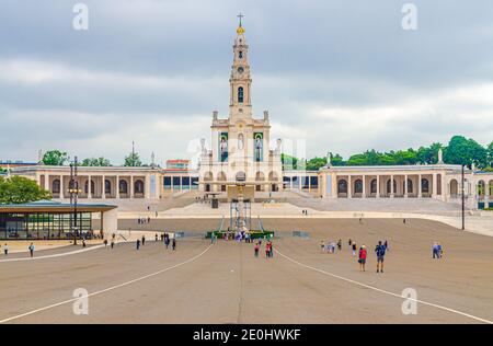 Fatima, Portugal, 22. Juni 2017: Heiligtum unserer Lieben Frau von Fatima mit Basilika unserer Lieben Frau vom Rosenkranz katholische Kirche mit Kolonnade in historischen Stockfoto