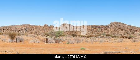 Ungewöhnliche Felsformationen in einem Berg aus einem trockenen roten Sand Kalahari Landschaft, Nordkap, Südafrika Stockfoto