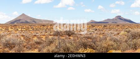 Große Karoo-Landschaft mit flachen Dolerit-Koppies oder Bergen, Western Cape, Südafrika Stockfoto