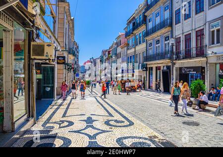 Porto, Portugal, 23. Juni 2017: Menschen Touristen zu Fuß entlang Rua de Santa Catarina Kopfsteinpflaster Fußgängerzone mit bunten Gebäuden und Häusern im historischen Stadtzentrum in sonnigen Sommertag Stockfoto