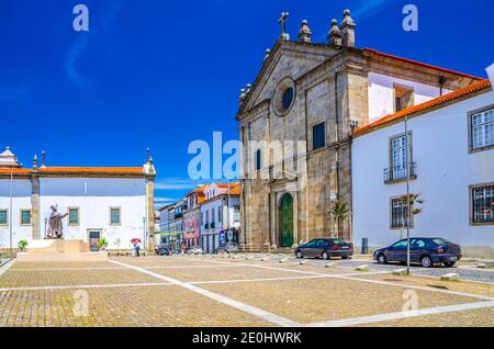 Braga, Portugal, 24. Juni 2017: Igreja de Sao Paulo und Igreja de Sao Tiago da Cividade katholische Kirche im historischen Zentrum der Stadt Braga, blauer Himmel weiße Wolken Hintergrund Stockfoto