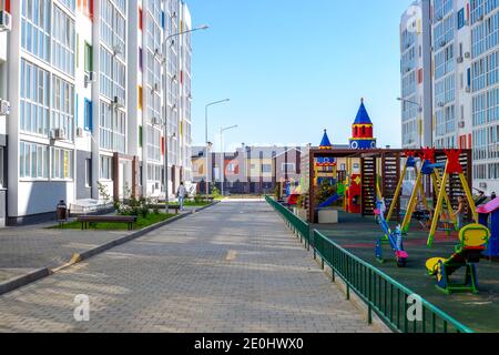 Krasnodar, Russland-07.10.2020: Schöne helle mehrstöckige Stadthäuser mit einem hellen Spielplatz. Bau und Verkauf von Immobilien. Große Stadt housi Stockfoto