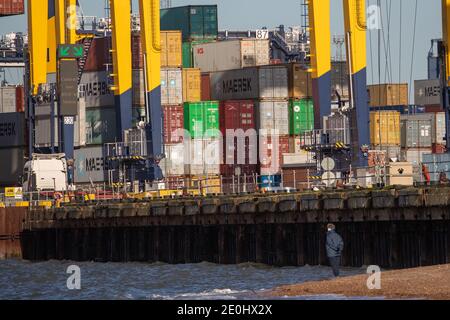 Das Bild vom 17. Dezember zeigt, wie am Donnerstagmorgen Container im Felixstowe Port in Suffolk von einem der weltweit größten Schiffe, dem je begabten Schiff, das von Taiwan aus gesegelt ist, entladen werden. Im Felixstowe Port in Suffolk wurden heute (Donnerstag) Container von einem der größten Schiffe der Welt entladen, da die Stauprobleme weiter anhielten. Kisten wurden aus dem massiven Schiff, jemals begabt, die eine Länge von 399 Metern und eine Breite von 59 Metern hat. Verzögerungen im britischen Hafen bedeuten, dass eine Reihe von Spielzeugbestellungen Weihnachten verpassen werden, so die British Toy and Hobby Association (BTHA). Das ist es Stockfoto