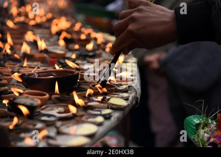 31. Dezember 2020, Guwahati, Assam, Indien: Menschen zünden am 1. Neujahrstag 2021 in einem Tempel in Guwahati Assam Indien am Freitag, 1. Januar 2021 die irdenen sakis an (Bildquelle: © Dasarath Deka/ZUMA Wire) Stockfoto