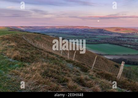 Der Vollmonduntergang über den Lewes Downs im Nordwesten. Von Firle Beacon auf dem South Downs Way East Sussex South East England Stockfoto