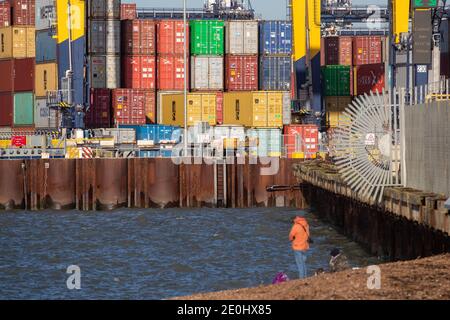 Das Bild vom 17. Dezember zeigt, wie am Donnerstagmorgen Container im Felixstowe Port in Suffolk von einem der weltweit größten Schiffe, dem je begabten Schiff, das von Taiwan aus gesegelt ist, entladen werden. Im Felixstowe Port in Suffolk wurden heute (Donnerstag) Container von einem der größten Schiffe der Welt entladen, da die Stauprobleme weiter anhielten. Kisten wurden aus dem massiven Schiff, jemals begabt, die eine Länge von 399 Metern und eine Breite von 59 Metern hat. Verzögerungen im britischen Hafen bedeuten, dass eine Reihe von Spielzeugbestellungen Weihnachten verpassen werden, so die British Toy and Hobby Association (BTHA). Das ist es Stockfoto