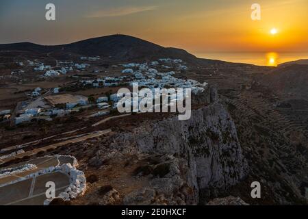 Chora, Insel Folegandros, Griechenland - 23. September 2020: Sonnenuntergang über der Altstadt von Chora. Blick auf die traditionellen griechischen Gebäude und die Küste. Stockfoto