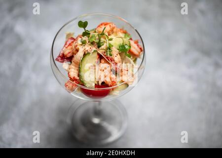 Flusskrebscocktail mit Salat und Meeresfrüchtesoße Stockfoto