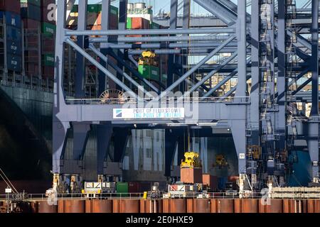 Das Bild vom 17. Dezember zeigt, wie am Donnerstagmorgen Container im Felixstowe Port in Suffolk von einem der weltweit größten Schiffe, dem je begabten Schiff, das von Taiwan aus gesegelt ist, entladen werden. Im Felixstowe Port in Suffolk wurden heute (Donnerstag) Container von einem der größten Schiffe der Welt entladen, da die Stauprobleme weiter anhielten. Kisten wurden aus dem massiven Schiff, jemals begabt, die eine Länge von 399 Metern und eine Breite von 59 Metern hat. Verzögerungen im britischen Hafen bedeuten, dass eine Reihe von Spielzeugbestellungen Weihnachten verpassen werden, so die British Toy and Hobby Association (BTHA). Das ist es Stockfoto