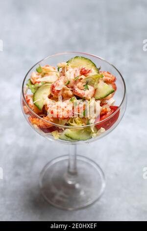 Flusskrebscocktail mit Salat und Meeresfrüchtesoße Stockfoto