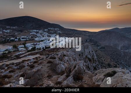 Chora, Insel Folegandros, Griechenland - 23. September 2020: Sonnenuntergang über der Altstadt von Chora. Blick auf die traditionellen griechischen Gebäude und die Küste. Stockfoto