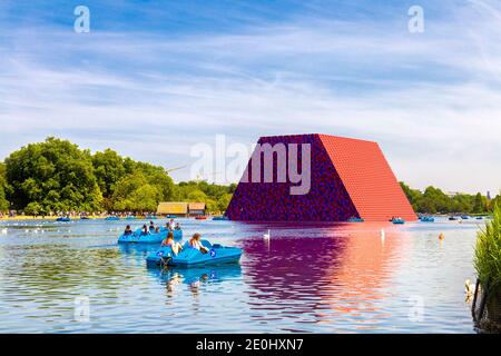 Juni 2018 - Die Mastaba Skulptur von Christo und Jeanne-Claude schweben in der Serpentine Lake im Hyde Park, London, UK Stockfoto