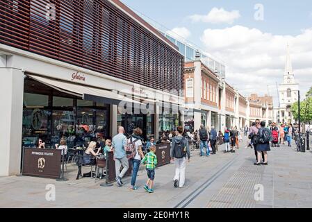 Belebte Straßenszene mit Leuten, die außerhalb der Patisserie sitzen und essen Valerie in Fußgängerzone Brushfield Street Christ Church in der Ferne Spitalfield Stockfoto