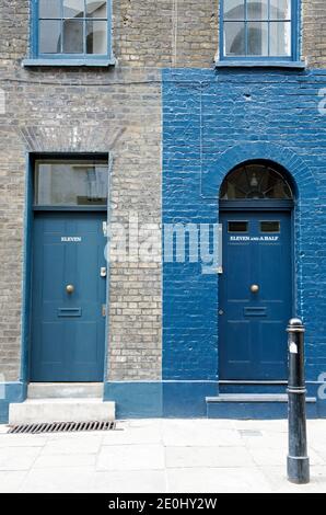 Eingangstüren und Türen von zwei georgischen Stadthäusern Nummern Eleven und Eleven und eine Hälfte Fournier Street, Spitalfields London Borough of Tower Hamlet Stockfoto