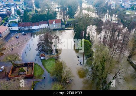 Drohnenbild vom 28. Dezember zeigt das Stadtzentrum von Thetford in Norfolk, das zum ersten Mal seit 50 Jahren überflutet wurde, nachdem der Fluss Thet seine Ufer platzte. Schnee- und Eiswarnungen gibt es für einen Großteil des Vereinigten Königreichs, der in den Feiertag geht, einschließlich so weit südlich wie London, da weite Teile des Landes auf einen Kälteeinbruch nach dem Sturm Bella vorbereitet sind. Es kommt, da in England noch rund 100 Hochwasserwarnungen in Kraft sind, zusammen mit 190 weniger ernsten Hochwasserwarnungen. Stockfoto