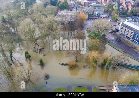 Drohnenbild vom 28. Dezember zeigt das Stadtzentrum von Thetford in Norfolk, das zum ersten Mal seit 50 Jahren überflutet wurde, nachdem der Fluss Thet seine Ufer platzte. Schnee- und Eiswarnungen gibt es für einen Großteil des Vereinigten Königreichs, der in den Feiertag geht, einschließlich so weit südlich wie London, da weite Teile des Landes auf einen Kälteeinbruch nach dem Sturm Bella vorbereitet sind. Es kommt, da in England noch rund 100 Hochwasserwarnungen in Kraft sind, zusammen mit 190 weniger ernsten Hochwasserwarnungen. Stockfoto