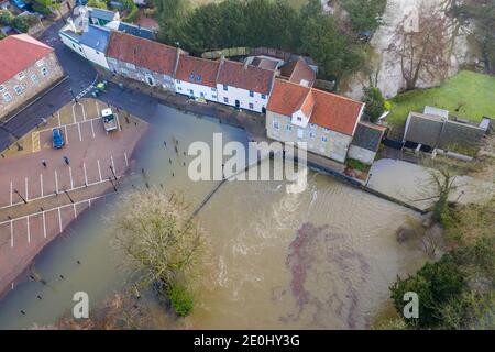 Drohnenbild vom 28. Dezember zeigt das Stadtzentrum von Thetford in Norfolk, das zum ersten Mal seit 50 Jahren überflutet wurde, nachdem der Fluss Thet seine Ufer platzte. Schnee- und Eiswarnungen gibt es für einen Großteil des Vereinigten Königreichs, der in den Feiertag geht, einschließlich so weit südlich wie London, da weite Teile des Landes auf einen Kälteeinbruch nach dem Sturm Bella vorbereitet sind. Es kommt, da in England noch rund 100 Hochwasserwarnungen in Kraft sind, zusammen mit 190 weniger ernsten Hochwasserwarnungen. Stockfoto