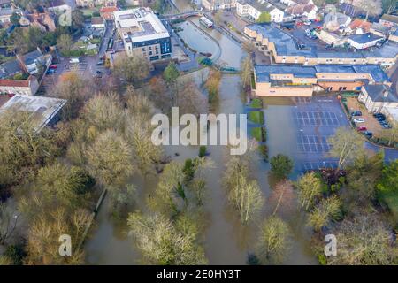 Drohnenbild vom 28. Dezember zeigt das Stadtzentrum von Thetford in Norfolk, das zum ersten Mal seit 50 Jahren überflutet wurde, nachdem der Fluss Thet seine Ufer platzte. Schnee- und Eiswarnungen gibt es für einen Großteil des Vereinigten Königreichs, der in den Feiertag geht, einschließlich so weit südlich wie London, da weite Teile des Landes auf einen Kälteeinbruch nach dem Sturm Bella vorbereitet sind. Es kommt, da in England noch rund 100 Hochwasserwarnungen in Kraft sind, zusammen mit 190 weniger ernsten Hochwasserwarnungen. Stockfoto