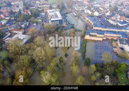 Drohnenbild vom 28. Dezember zeigt das Stadtzentrum von Thetford in Norfolk, das zum ersten Mal seit 50 Jahren überflutet wurde, nachdem der Fluss Thet seine Ufer platzte. Schnee- und Eiswarnungen gibt es für einen Großteil des Vereinigten Königreichs, der in den Feiertag geht, einschließlich so weit südlich wie London, da weite Teile des Landes auf einen Kälteeinbruch nach dem Sturm Bella vorbereitet sind. Es kommt, da in England noch rund 100 Hochwasserwarnungen in Kraft sind, zusammen mit 190 weniger ernsten Hochwasserwarnungen. Stockfoto