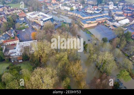 Drohnenbild vom 28. Dezember zeigt das Stadtzentrum von Thetford in Norfolk, das zum ersten Mal seit 50 Jahren überflutet wurde, nachdem der Fluss Thet seine Ufer platzte. Schnee- und Eiswarnungen gibt es für einen Großteil des Vereinigten Königreichs, der in den Feiertag geht, einschließlich so weit südlich wie London, da weite Teile des Landes auf einen Kälteeinbruch nach dem Sturm Bella vorbereitet sind. Es kommt, da in England noch rund 100 Hochwasserwarnungen in Kraft sind, zusammen mit 190 weniger ernsten Hochwasserwarnungen. Stockfoto