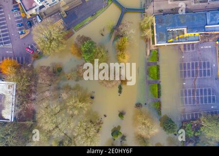 Drohnenbild vom 28. Dezember zeigt das Stadtzentrum von Thetford in Norfolk, das zum ersten Mal seit 50 Jahren überflutet wurde, nachdem der Fluss Thet seine Ufer platzte. Schnee- und Eiswarnungen gibt es für einen Großteil des Vereinigten Königreichs, der in den Feiertag geht, einschließlich so weit südlich wie London, da weite Teile des Landes auf einen Kälteeinbruch nach dem Sturm Bella vorbereitet sind. Es kommt, da in England noch rund 100 Hochwasserwarnungen in Kraft sind, zusammen mit 190 weniger ernsten Hochwasserwarnungen. Stockfoto