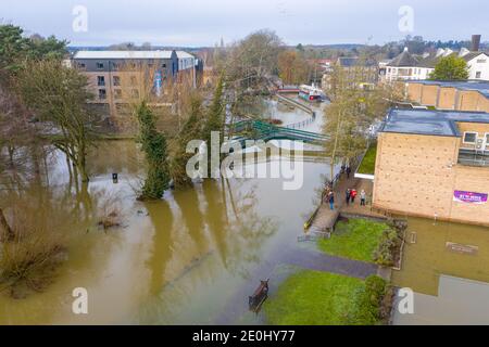 Drohnenbild vom 28. Dezember zeigt das Stadtzentrum von Thetford in Norfolk, das zum ersten Mal seit 50 Jahren überflutet wurde, nachdem der Fluss Thet seine Ufer platzte. Schnee- und Eiswarnungen gibt es für einen Großteil des Vereinigten Königreichs, der in den Feiertag geht, einschließlich so weit südlich wie London, da weite Teile des Landes auf einen Kälteeinbruch nach dem Sturm Bella vorbereitet sind. Es kommt, da in England noch rund 100 Hochwasserwarnungen in Kraft sind, zusammen mit 190 weniger ernsten Hochwasserwarnungen. Stockfoto