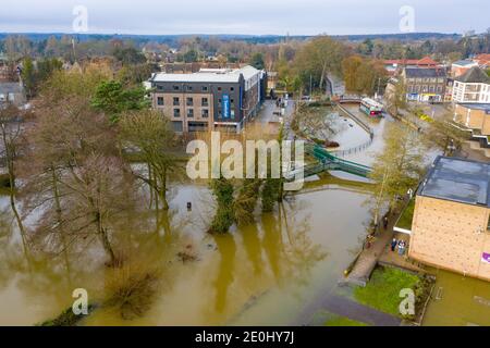 Drohnenbild vom 28. Dezember zeigt das Stadtzentrum von Thetford in Norfolk, das zum ersten Mal seit 50 Jahren überflutet wurde, nachdem der Fluss Thet seine Ufer platzte. Schnee- und Eiswarnungen gibt es für einen Großteil des Vereinigten Königreichs, der in den Feiertag geht, einschließlich so weit südlich wie London, da weite Teile des Landes auf einen Kälteeinbruch nach dem Sturm Bella vorbereitet sind. Es kommt, da in England noch rund 100 Hochwasserwarnungen in Kraft sind, zusammen mit 190 weniger ernsten Hochwasserwarnungen. Stockfoto